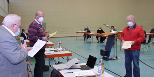 Bürgermeister Rainer Bersch verliest die Ernennungsurkunde für den neu gewählten Ersten Beigeordneten Peter Heß. Foto: Hannelore Nowacki