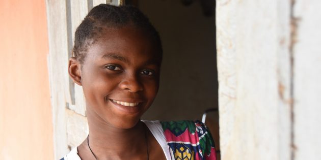 Christine (17) aus Kamerun wurde erfolgreich am Grauen Star operiert und kann wieder klar sehen. Foto: CBM
