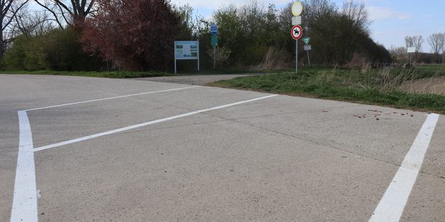 Entlang der NATO-Straße wurden im Bereich der NATO-Rampe zahlreiche Parkplätze eingezeichnet. Foto: Benjamin Kloos