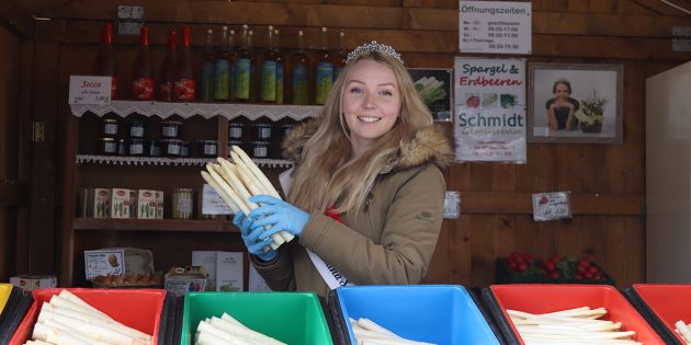Spargelkönigin Alina-Sophie I. eröffnete am Donnerstag das Lampertheimer Spargelhäuschen auf dem kleinen Schillerplatz– natürlich unter den gegebenen Sicherheitsvorkehrungen mit gebührendem Abstand und mit Einmal-Handschuhen. Foto: Benjamin Kloos