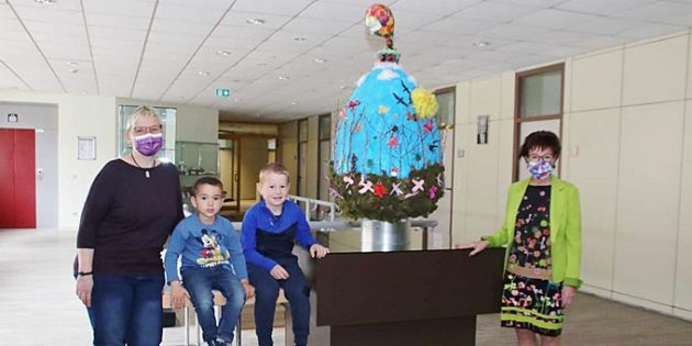 Im Rathaus ist zur Freude von Bürgermeisterin Barbara Schader das erfolgreiche Riesenei der Kita Zwergenwald ausgestellt. Wegen der Corona-Regeln kam mit Kita-Leiterin Anja Kuhn, Benjamin und Samuel nur eine kleine Delegation ins Rathaus. Foto: Hannelore Nowacki