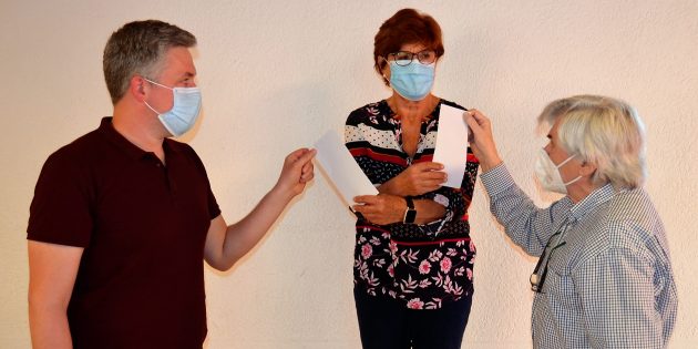 Andreas Kirsch, Ute Brozio und Heiner Kraft proben seit Anfang des Jahres für die szenische Lesung „Empfänger unbekannt“. Foto: Petra Gahabka
