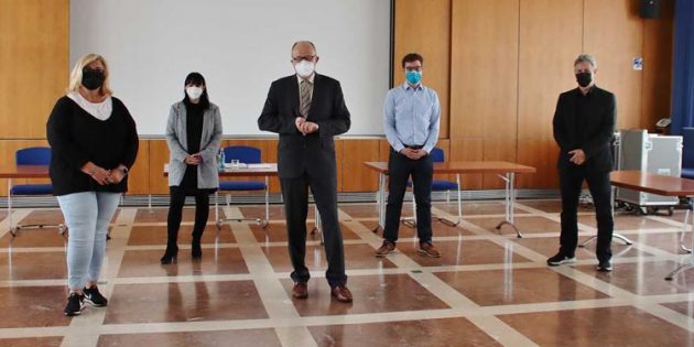 Reichhaltige Informationen erhielt Dr. Michael Meister vom Forschernetzwerk Lampertheim. Im Bild (von links): Annette Wunder-Schönung, Dr. Sabine Nieter, Natascha Luft, Dr. Michael Meister, Erster Stadtrat Marius Schmidt, Mario Mörstedt und Michael Harres. Foto: Hannelore Nowacki