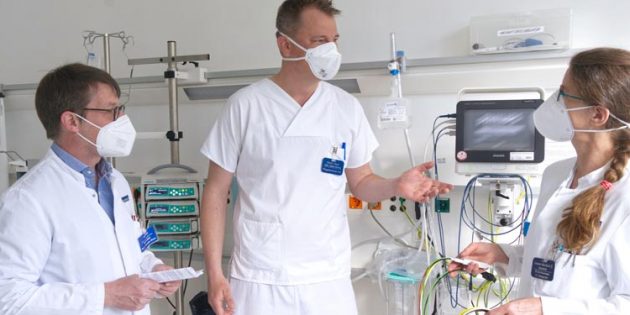 Oberarzt Professor Dr. Timolaos Rizos, stellvertretender Stationsleiter Martin Heck und Oberärztin Do-rith Hangarter (von links) im Gespräch. Sie sind an vorderster Stelle vor Ort mittverantwortlich für die Stroke Unit am Kreiskrankenhaus Bergstraße. Die Spezialeinheit zur Behandlung von Schlaganfallpati-enten ist jetzt zertifiziert worden. Foto: Kreiskrankenhaus Bergstraße/Thomas J. Zelinger