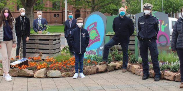 Gut vernetzt und breit aufgestellt: Alle Altersgruppen haben diesmal zusammengearbeitet und den temporären Garten gemeinsam gestaltet, der auf die Aktionen KOMPASS, Kinderfreundliche Kommune, Stadtradeln und Heimwegtelefon hinweist. Foto: Eva Wiegand 