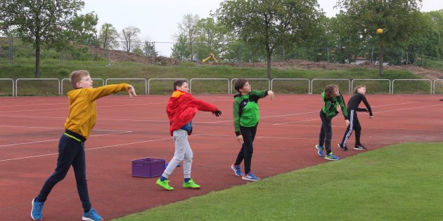 Die geteilte Gruppe U12 beim Wurftraining: 14-Jährige und Jüngere dürfen nach der neuen Bundes-Notbremse nur in Fünfergruppen trainieren. Foto: Eva Wiegand 