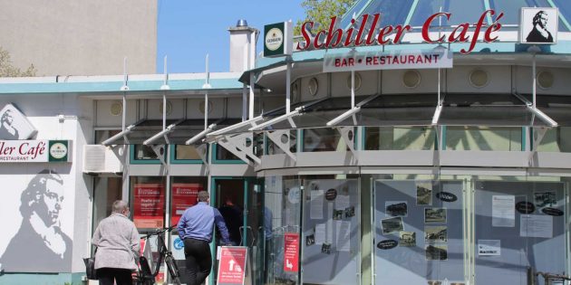 Im Corona-Testzentrum Lampertheim im Schiller-Café am Schillerplatz, Kaiserstraße 28 A, geht es mit der Online-Terminbuchung zügig voran. Auch ohne Anmeldung wird getestet. Foto: Hannelore Nowacki