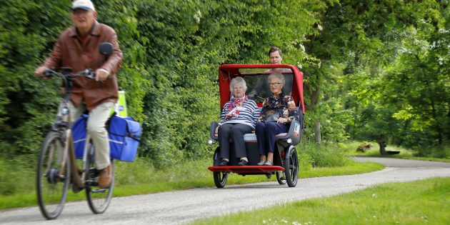 Im Zeitraum von Ende Mai bis Ende August 2021 bekommt das Stadtmarketing Lampertheim eine doppelsitzige E-Rikscha kostenfrei zur Verfügung gestellt. Foto: Verein „Radeln ohne Alter“