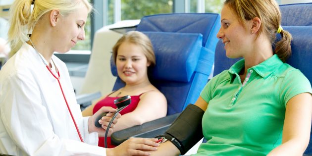Blutspenden können Leben retten – so auch am 4. Juni beim DRK Lampertheim. Foto: DRK-Blutspendedienste