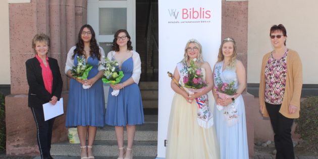Freuen sich schon auf ihre neue Aufgabe: Die zukünftige Gurkenkönigin Leonie Marie Kipfstuhl (3.v.l.) und ihre Gurkenprinzessin Melanie Rasika Nitsch (2.v.l). Blumen gab es von Liselotte Blume-Denise (l.) und Johanna Iovine (r.)  vom WVB und Gratulationen überbrachten die beiden scheidenden Hoheiten Noemi (3.v.r.) und Kyra. Foto: Eva Wiegand