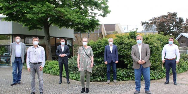Seite an Seite stehen sie zusammen gegen bedrohliche Anfeindungen - stellvertretend für ihre ehrenamtlichen und hauptamtlich tätigen Kollegen zeigen sie sich entschlossen, die notwendigen Schritte einzuleiten, wenn es zu Bedrohungen oder Übergriffen auf Lampertheimer Lokalpolitiker kommen sollte: Alexander Morawetz (Grüne), Jens Klingler (SPD), Fritz Röhrenbeck (FDP), Iris Henkelmann (Grüne), Bürgermeister Gottfried Störmer, Stadtverordnetenvorsteher Franz Korb (CDU) und Alexander Scholl (CDU). Foto: Hannelore Nowacki