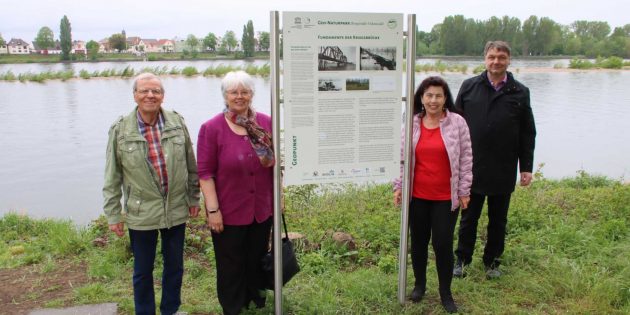 Einweihung der Geopark-Tafel im Regen bei bester Stimmung (von links): Günter Mössinger, Gisela Gibtner, Heide Adam und Bürgermeister Volker Scheib. Foto: Hannelore Nowacki