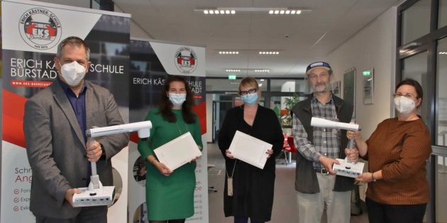 Die Dokumentenkameras und Tablets mit vielen Funktionen und Anschlüssen sind perfekt aufeinander abgestimmt, von hoher Qualität und ohne großen Zeitaufwand zu handhaben. Ralf Becker (von links) überbrachte die Gerätespende im Namen des EKS-Fördervereins, der die BASF-Spende aufgestockt hatte. Große Freude bei Dr. Constanze Ernst, Schulleiterin Stephanie Dekker, Martin Eichhorn und Dr. Elke Killer. Foto: Hannelore Nowacki