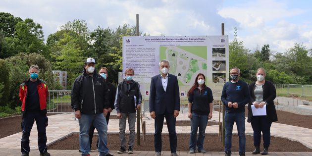 Bürgermeister Gottfried Störmer sowie alle Beteiligen freuen sich, dass der Memoriam-Garten auf dem Waldfriedhof Gestalt annimmt. Foto: Benjamin Kloos