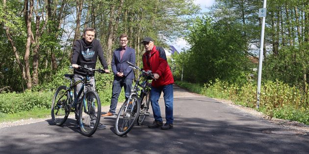 Freuen sich über die Verbesserung des Radweges im Bruch: SPD-Fraktionsvorsitzender Jens Klinger, der Erste Stadtrat Marius Schmidt und Hans Schlatter (v.l.). Foto: Benjamin Kloos