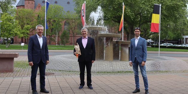 Dank für ein mehr als erfolgreiches Engagement für das Stadtmarketing: Bürgermeister Gottfried Störmer überreichte Gottlieb Ohl im Rahmen der Verabschiedung als Stadtrat mit besonderer Aufgabe und im Beisein von Stadtmarketing-Leiter Dirk Dewald (v.l.) eine „„Lambada Dudd mit ebbes Foinem”. Foto: Benjamin Kloos