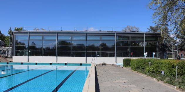Die Rückfassade des Hallenbades der Biedensand Bäder ist bereits fertig – vom Freibad aus lässt sich erkennen, wie die neue Schwimmhalle von außen wirken wird. Foto: Benjamin Kloos