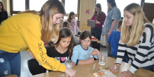 Auch beim bisher letzten Forschertag des Lampertheimer Forschernetzwerk in der Goetheschule im April 2019 wurde eifrig geforscht – für das Engagement des Netzwerkes gab es nun bei der Verleihung des Deutschen Kita-Preises 1.000 Euro als Überraschung. Archivfoto: Benjamin Kloos