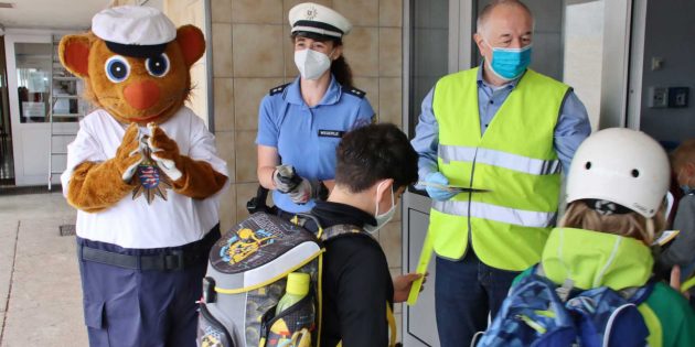 Alle Kinder erhielten die Broschüre „Sicherer Schulweg Goetheschule“ und ein Leuchtarmband. An diesem Eingang standen LEON, das Polizeimaskottchen, die Schutzfrau vor Ort Christina Wegerle und der Leiter der Ordnungsbehörde Uwe Becher. Foto: Hannelore Nowacki