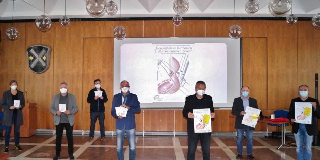 Bei der Vorstellung der Musik-DVD des lokal-solidarischen Künstlerförderprojekts mit dem Titel „Lampertheimer Harmonien in disharmonischen Zeiten“ war wegen der Coronaregeln nur ein kleiner Kreis anwesend (von links): Kantorin der Lukasgemeinde und Kulturpreisträgerin Heike Ittmann, Musikschulleiter und Kulturpreisträger Joachim Sum, Erster Stadtrat Marius Schmidt, Fachbereichsleiter Rolf Hecher, Bürgermeister Gottfried Störmer, Paul Blüm als Gemeindedienstbeauftragter des Rotary Clubs und Holger Schneibel, Vorsitzender des MGV 1840 und Sprecher der Arbeitsgemeinschaft Lampertheimer Chöre. Foto: oh