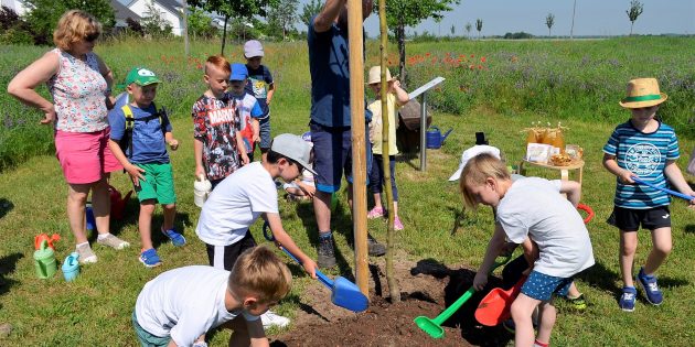 Der Kinderrechtspfad hat seine zweite Station: Die Vorschulkinder der Astronautengruppe halfen fleißig bei der Baumpflanzung im Ereigniswald mit. Foto: Petra Gahabka