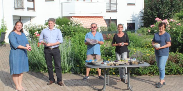 Die Corona-Krise hat den Alltag Alten- und Pflegeheim St. Elisabeth gehörig auf den Kopf gestellt. Umso mehr freut sich das Team über schöne Gesten von außen: Diesmal gab es Dekoschalen und Geburtstagssteine für die Bewohner. Von links: Stefanie Reis, Benedict Pretnar, Klaus Schnell, Doris Mecky und Sonja Schmitt. Foto: Eva Wiegand