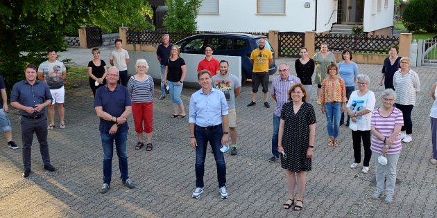Der HCV ist gut aufgestellt: Sitzungspräsident Alexander Scholl (2.v.l.) und Erster Vorsitzender Edwin Stöwesand (3.v.l.) mit Vorstandskollegen, Wirtschaftsausschuss und Ehrenmitgliedern. Foto: Petra Gahabka