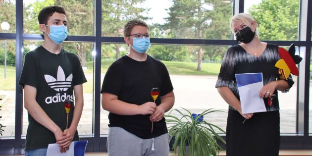 Stellvertretend für alle acht Netzhelden nahmen Mazlum Nayir (links) und Sebastian Jakob an der kleinen Feier zur Preisverleihung teil. Nicht nur ihre Lehrerin Maike Sattler-Wolf ist stolz auf die Netzhelden, die jetzt mit dem Abschlusszeugnis die Erich-Kästner-Schule verlassen. Foto: Hannelore Nowacki