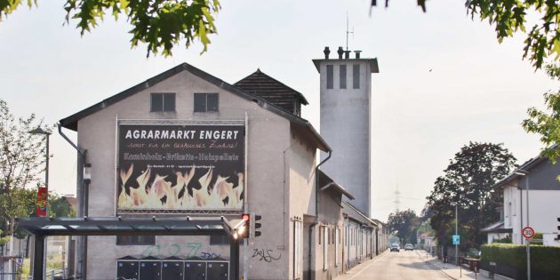 Die Industriestraße in ruhiger Abendstimmung. Tagsüber drängt sich der Verkehr durch die schmale Straße und donnern die Lastwagen über den Asphalt. Im Vordergrund die beiden Hallen von Rüdiger Engert, die er zum multifunktionalen Kulturzentrum umbauen will. Foto: Hannelore Nowacki