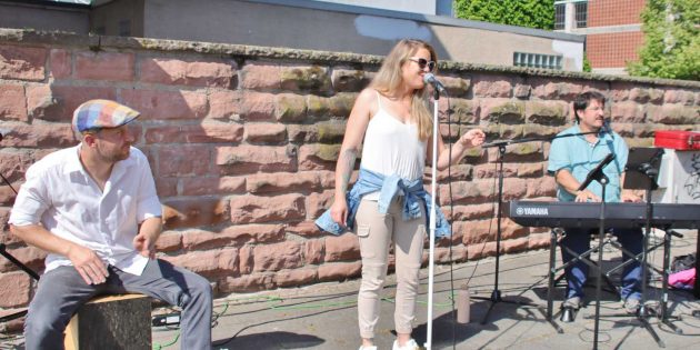 Einkaufen mit Musik - mit Dominik Götz auf der Cajon, Sängerin Lisa Bund und dem singenden Keyboarder Matthias Karb ging die Programmreihe „Kultur auf dem Wochenmarkt“ in die zweite Runde. Foto: Hannelore Nowacki