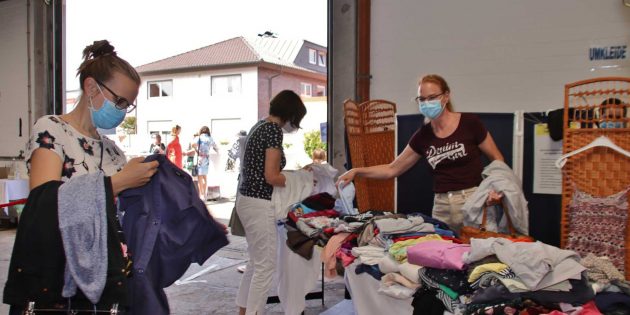 Beim Hallenflohmarkt von Inner Wheel kam einiges in die Einkaufstüten, denn günstige Preise und Qualität überzeugen die Kaufwilligen. Foto: Hannelore Nowacki