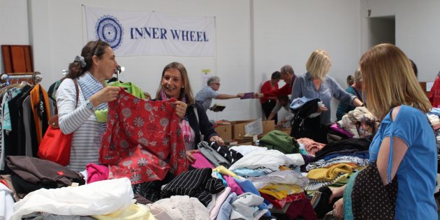 Der Hallenflohmarkt des Inner Wheel Club erfreut sich traditionell eines regen Andranges – am 26. Juni findet er unter besonderen Hygienebedingungen statt.  Archivfoto: Eva Wiegand/TIP-Verlag