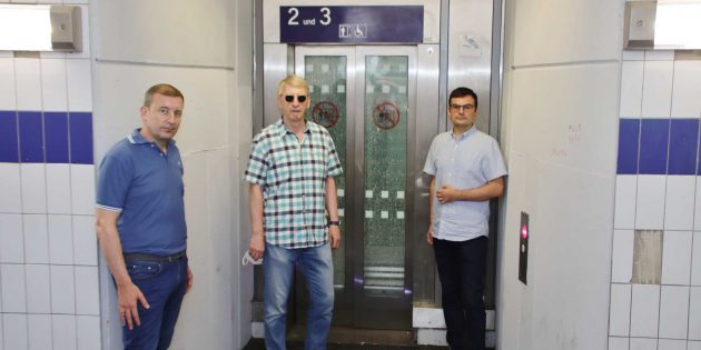 Der SPD-Bundestagskandidat Sven Wingerter (von rechts), Peter Karb vom Kreisfahrgastbeirat  und Kreisbeigeordneter Karsten Krug und machten sich vor Ort ein Bild. Hier geht es nicht weiter zu den Gleisen 2 und 3 – beide Aufzüge im Bahnhof Biblis sind durch Vandalismus defekt, die Unterführung im desolaten Zustand. Foto: Hannelore Nowacki