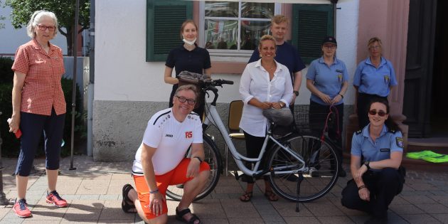 Der Auftakt ist erfolgt: Das Stadtradeln in Lampertheim startete mit einer Fahrradcodieraktion, zu der auch Stadtradeln-Star Frank Behrens und die Vorsitzende des Seniorenbeirates, Ute Striebinger, gekommen waren, Foto: Benjamin Kloos
