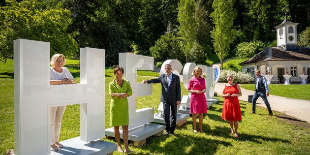 MdL Birgit Heitland, Europaministerin Lucia Puttrich, der Landrat Kreis Bergstraße Christian Engelhardt, die Direktorin der Staatliche Schlösser und Gärten Hessen, Kirsten Worms, die Bürgermeisterin von Bensheim, Christine Klein und der Verwalter des Staatsparks Fürstenlager, Stefan Jagenteufl (v.l.), vor den Hessen-Buchstaben. Foto:: Thomas Lohnes, Bildrechte: Staatskanzlei