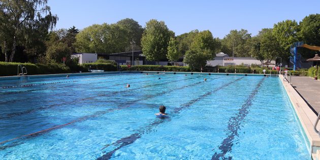 Bei strahlendem Sonnenschein nutzten am Mittwoch Vormittag die ersten Schwimmerinnen und Schwimmer die Gelegenheiten, ihre Bahnen im Freibad der Biedensand Bäder zu ziehen. Foto: Benjamin Kloos