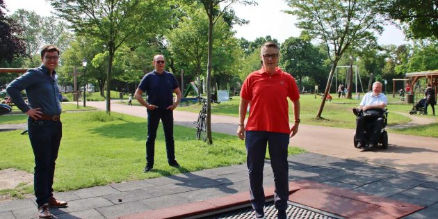Petra Brandt im Schwebezustand auf dem neuen Rollstuhltrampolin, der auch ohne Rollstuhl Spaß macht. Am Treffen im Stadtpark zum Aktionsplan Inklusion nahmen Erster Stadtrat Marius Schmidt (von links), Günther Baus, Jochen Halbauer (im Rollstuhl) und Andreas Dexler (nicht im Bild) teil. Foto: Hannelore Nowacki