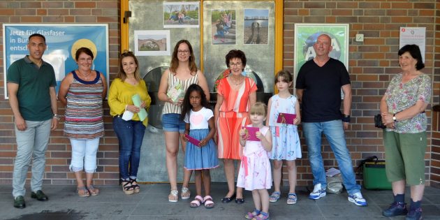 Abdalla Gdoura (Interkulturelles Büro, Teammitglied Quartiersbüro), Gerasimoula Grigoraki (städtische Mitarbeiterin Integration und Soziales, Teammitglied Quartiersbüro), Fatma Aya (Vorsitzende Ausländerbeirat), Bürgermeisterin Barbara Schader umgeben von den Gewinnerinnen Denise Kristen, Mariama, Lilly und Leni, Quartiersmanager Oliver Haberer sowie Ayse Abatza-Wilhelm (v.l.) vom Ausländerbeirat, der die Preise für die Gewinner gesponsert hat. Foto: Petra Gahabka