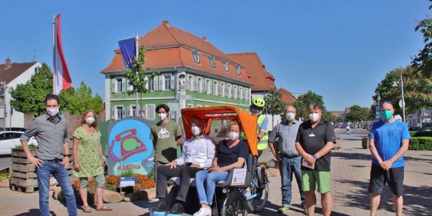 Bequemer, absenkbarer Einstieg und freie Sicht, abnehmbares Verdeck, Sicherheitsgurte und nicht zuletzt die ehrenamtliche, hochmotivierte Pilotin oder der Pilot sind die besten Voraussetzungen für eine vergnügliche Fahrt. Foto: Hannelore Nowacki
