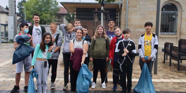 Bei der hessenweiten Aktion „Sauberhafter Schulweg“ hat die Klasse 6 Ha der Erich-Kästner-Schule besonders auf den Parkplätzen am Bahnhof viele Abfälle gefunden.  Foto: Hannelore Nowacki