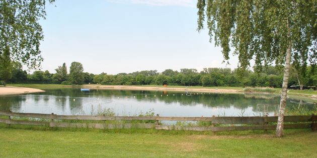 Bitte achten Sie beim Baden im Badesee aufeinander – denn nur wenn die rot-gelbe Fahne weht ist eine Aufsicht gewährleistet, ansonsten erfolgt das Schwimmen hier auf eigene Gefahr.  Archivfoto: TIP-Verlag