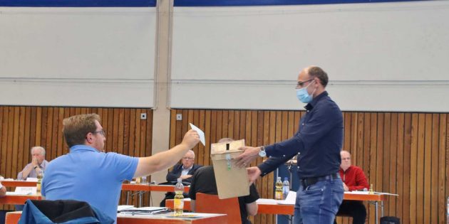 In geheimer Wahl wurde über die vier Gemeindevertreter und drei sachkundigen Einwohner für die Verkehrskommission abgestimmt. Foto: Hannelore Nowacki