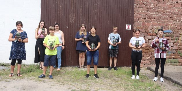 Stolz präsentierten die Jugendlichen des Workshops der Ü12-Summertime in Lampertheim ihre Flaschengärten. Foto: Benjamin Kloos