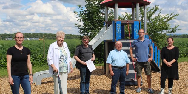 Der Vogelpark Lampertheim ehrte im Rahmen seiner Jahreshauptversammlung langjährige Mitglieder für 20, 30, 35, 40 und 45 Jahre Mitgliedschaft. Hier positioniert sich der Vorstand mit einigen Jubilaren vor dem neuen Spielgerät von links: Sandra Gogolok, Marga Schenkel, Hans-Jürgen Strieder, Gerhard Gottwald und Stephan und Sarah Germann. Foto: Eva Wiegand 