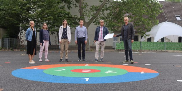 Das Team der Arbeitsgemeinschaft „Bewegung und Wahrnehmung” der Schillerschule Bürstadt erhielt aus den Händen von Schulleiter Torsten Wiechmann die erneute Rezertifizierung – damit die Schülerinnen und Schüler auch in den kommenden fünf Jahren aktiv in Bewegung sein können. Foto: Benjamin Kloos