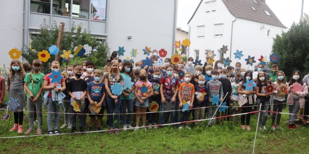 100 farbenfrohe Blumen wurden durch die Schülerinnen und Schüler der Seehofschule gestaltet. Foto: Benjamin Kloos
