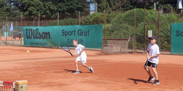 Viel los auf dem Tennisplatz: Der TC Bürstadt begrüßte 20 Kinder zum diesjährigen Feriencamp. Foto: Benjamin Kloos