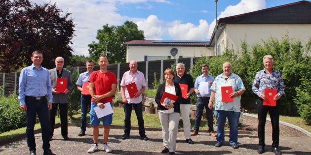 Der SPD-Bundestagskandidat Sven Wingerter (von links) mit den anwesenden geehrten Parteimitgliedern: Wolfgang Baum, Jens Klingler, Dominik Ofenloch, Fritz Götz, Margret Kasper, Erich Thomas, Marius Schmidt, Uwe Häußler und Walter Mayer. Foto: Hannelore Nowacki