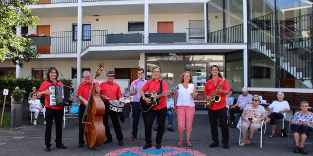 Die MIL Walking Band hat in Lampertheim viele Fans. Die Senioren in der Wohnanlage in der Wilhelmstraße freuen sich aufs Wiedersehen. Foto: Hannelore Nowacki