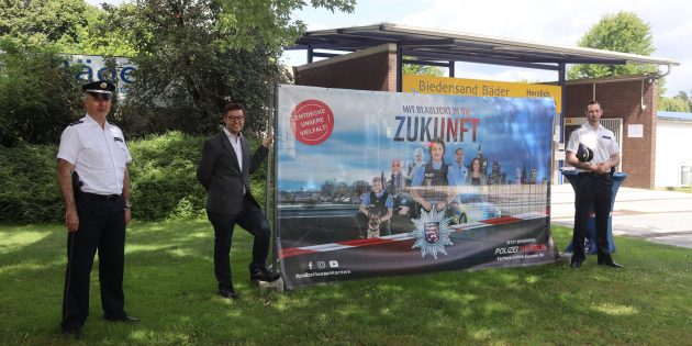 Machen gemeinsam auf die Aktion „Mit Blaulicht in die Zukunft” aufmerksam: Der Leiter der Polizeistation Lampertheim-Virenheim, Matthias Seltenreich, der Erste Stadtrat Marius Schmidt und Tobias Laubach, Einstellungsberater des Polizeipräsidiums Südhessen (v.l.).  Foto: Benjamin Kloos